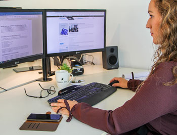 Alyssa Klifman-Terlingen, administratief medewerker, aan het werk op kantoor