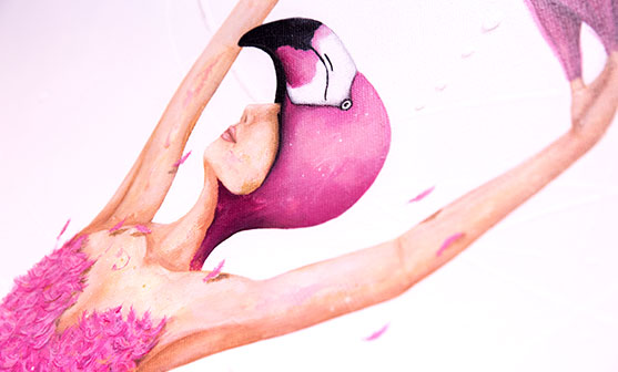 Kleurrijk kunstwerk van een flamingo-figuur in het kantoor van Kreukniet en Van den Ouden B.V.