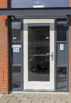 Voorkant van het kantoorpand van Kreukniet en Van den Ouden B.V. aan de Escudostraat in Barendrecht